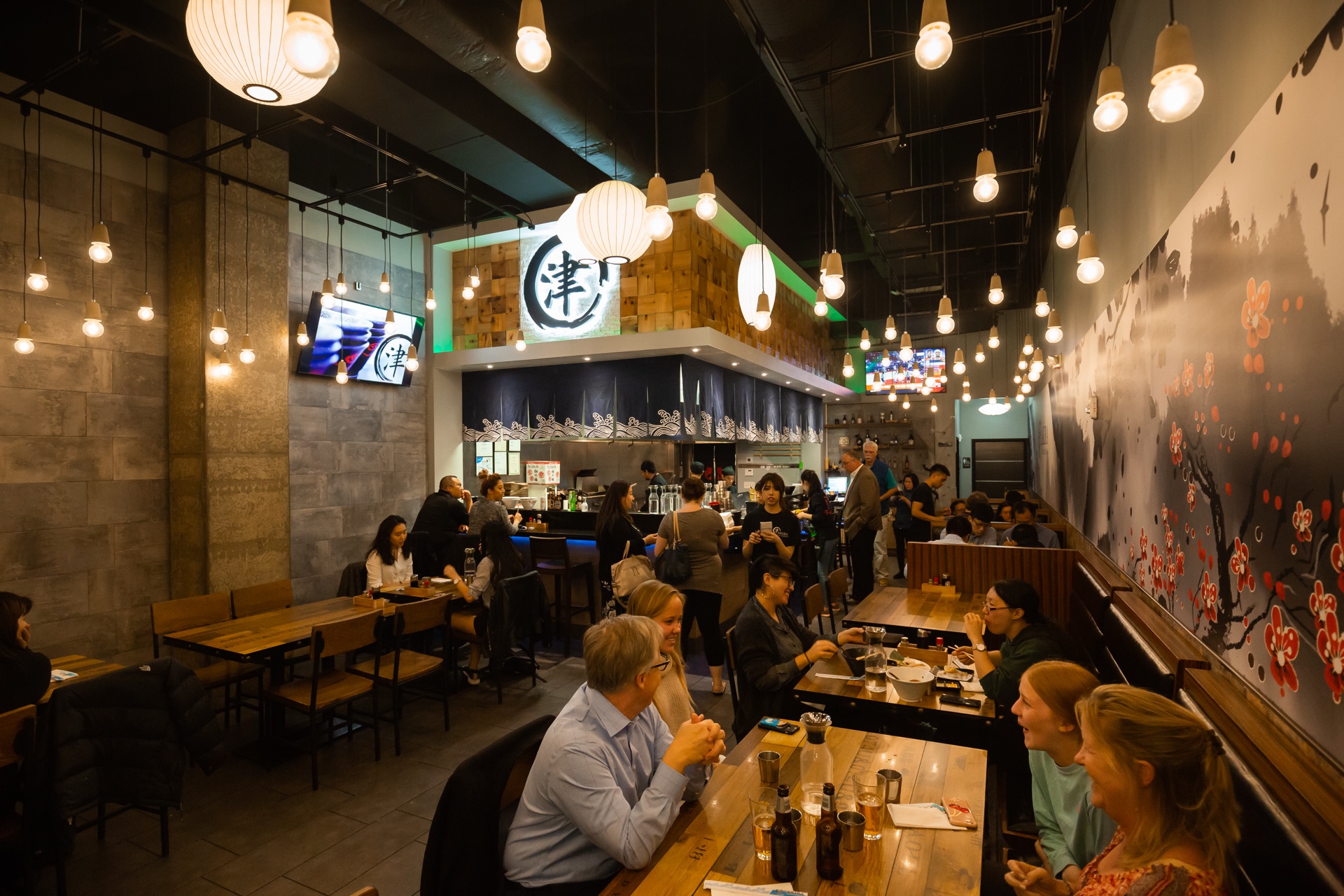 马里兰州 Rockville 的 Akira Ramen 餐厅内部及开放式厨房